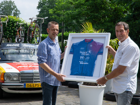 Clubshirt door Johan van de Velde overhandigd aan onze sponsoren