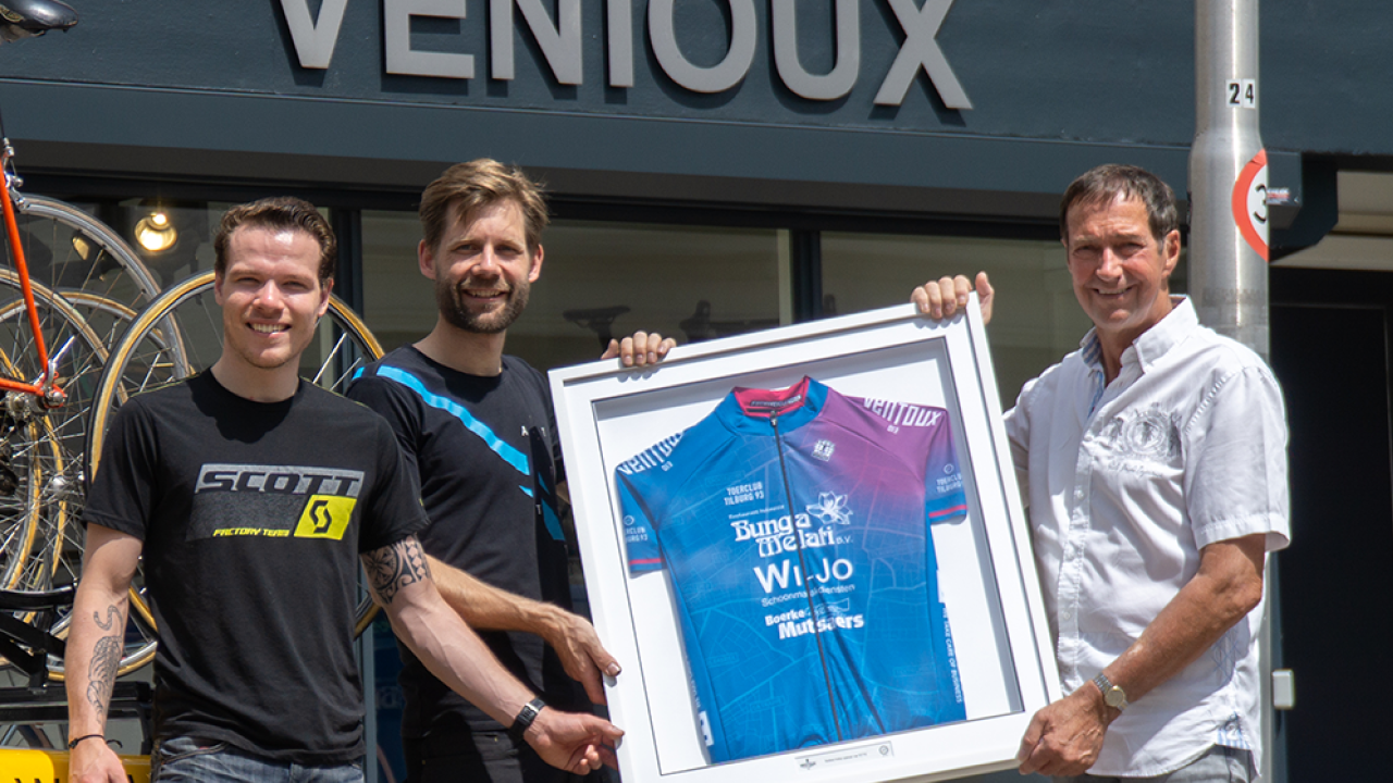 Clubshirt door Johan van de Velde overhandigd aan onze sponsoren