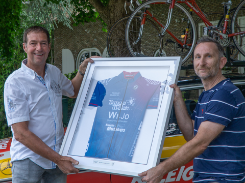 Clubshirt door Johan van de Velde overhandigd aan onze sponsoren