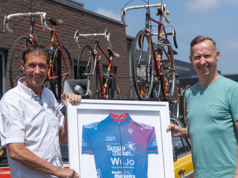 Clubshirt door Johan van de Velde overhandigd aan onze sponsoren