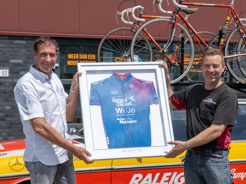 Clubshirt door Johan van de Velde overhandigd aan onze sponsoren