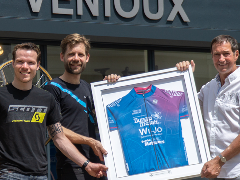 Clubshirt door Johan van de Velde overhandigd aan onze sponsoren