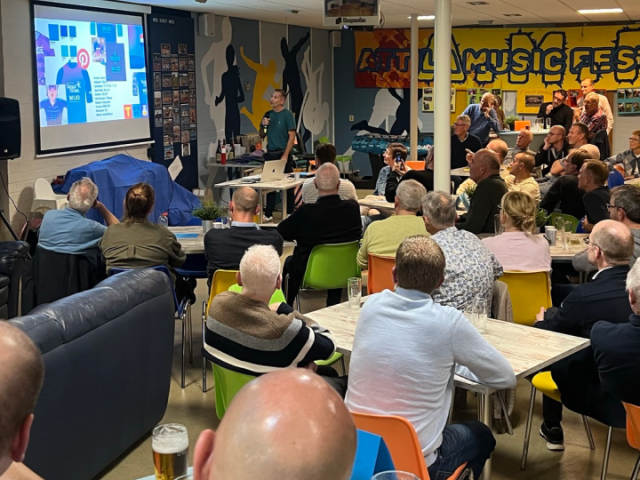 Pubquiz en onthulling nieuw tenue